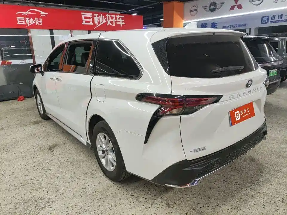 Toyota Granvia — миниатюра 3