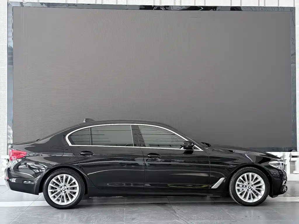 BMW 5 Series New Energy — миниатюра 3
