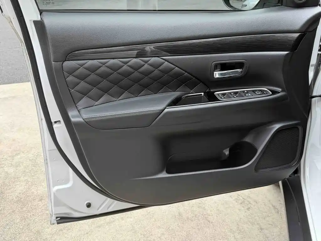 Mitsubishi Outlander — миниатюра 12