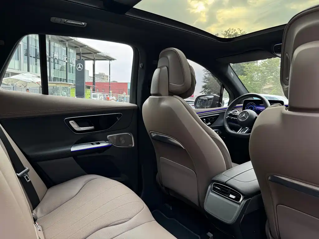 Mercedes-Benz EQE SUV — миниатюра 12