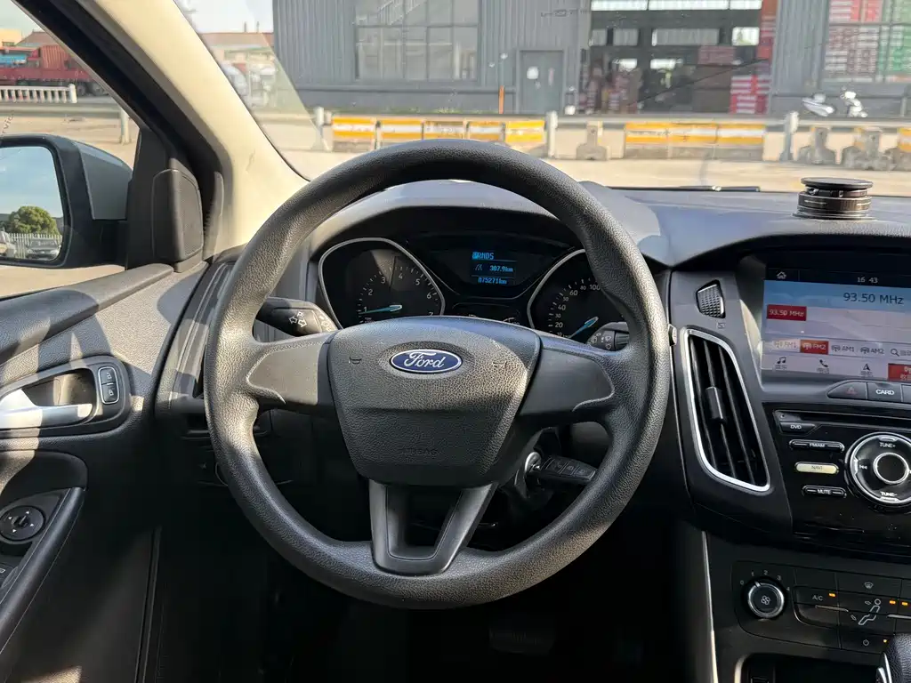 Ford Focus - фото 10