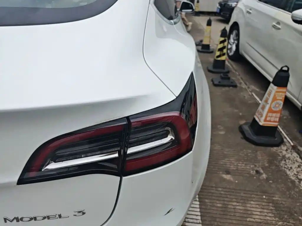 Tesla Model 3 — миниатюра 8
