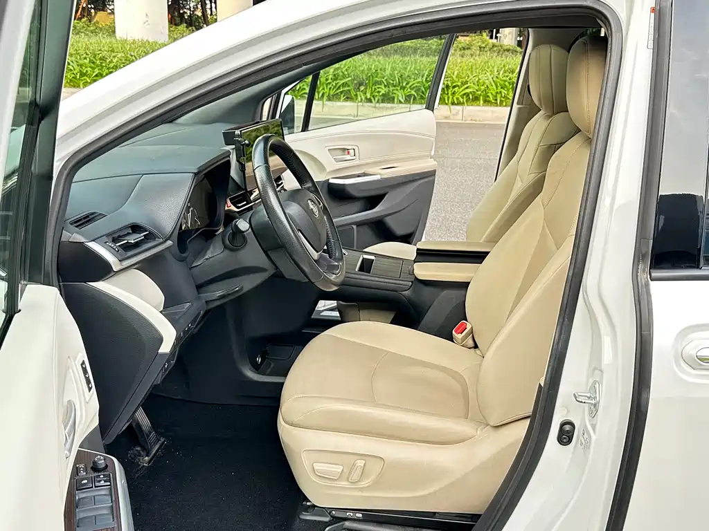Toyota Granvia — миниатюра 3