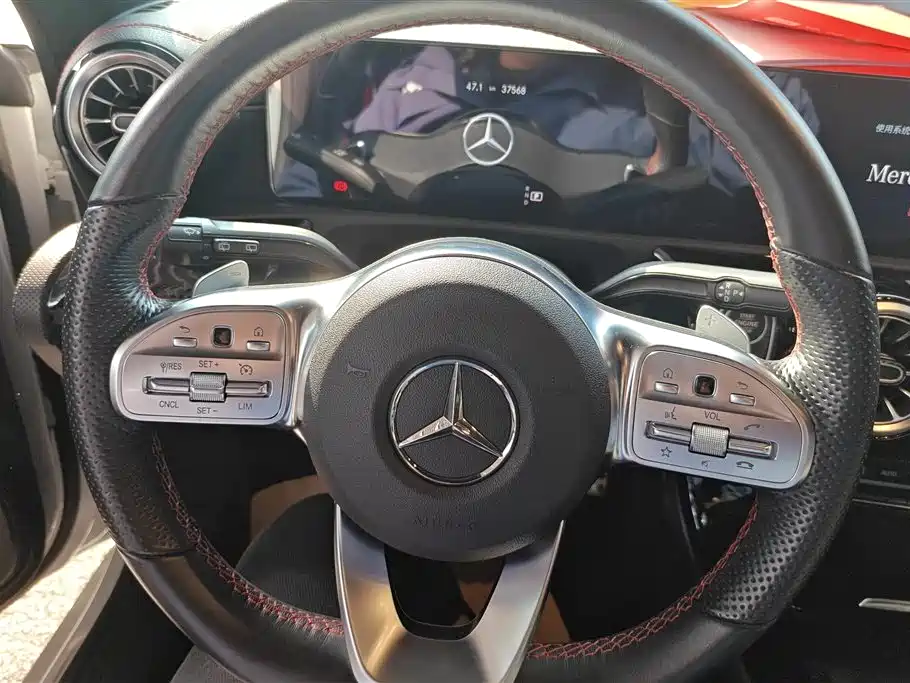 MERCEDES-BENZ CLA