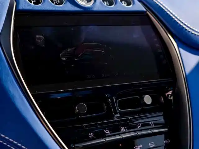 Aston Martin DBX — миниатюра 16