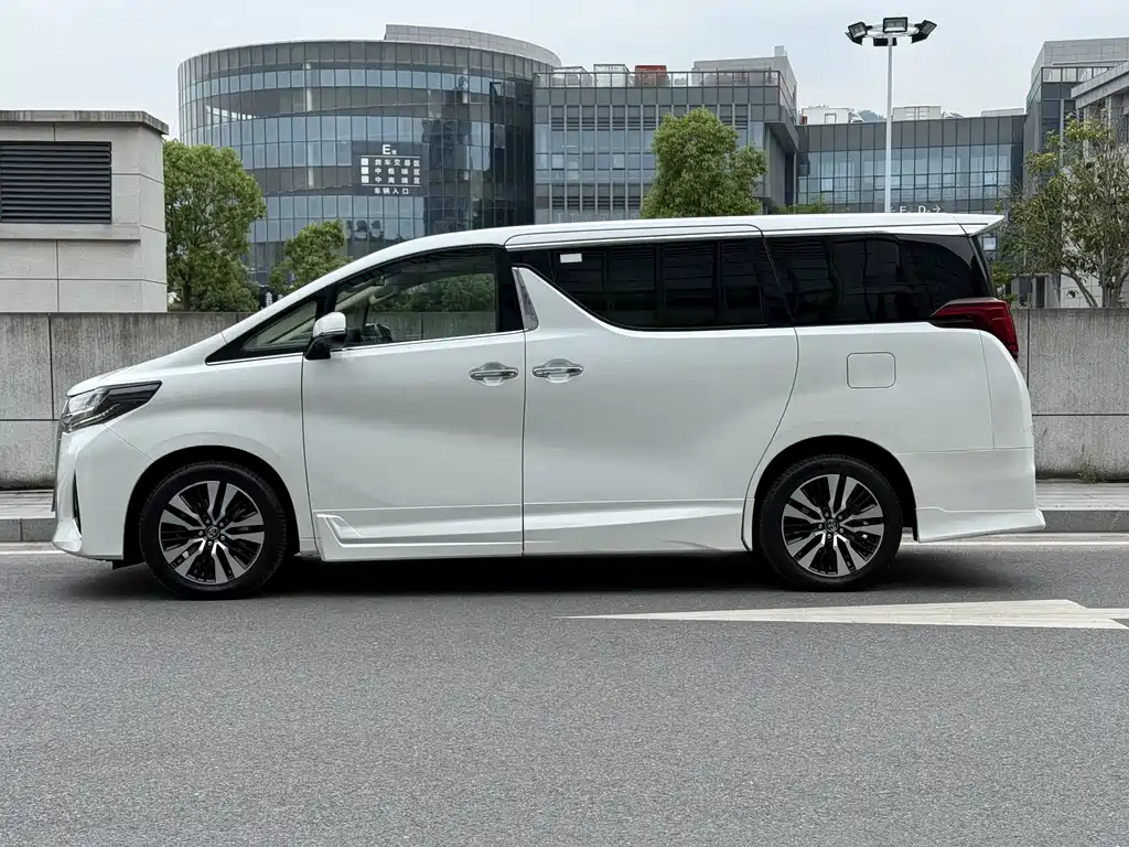 Toyota Alphard - фото 4