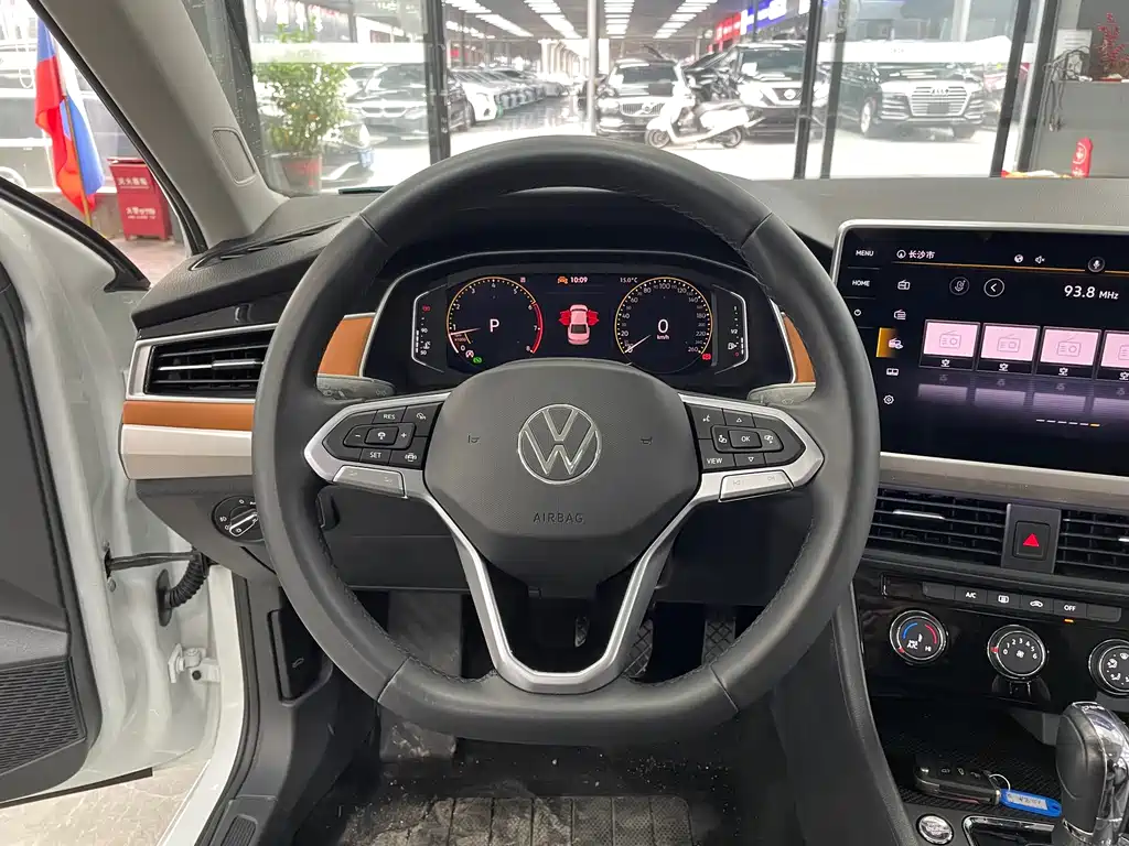 VOLKSWAGEN BORA