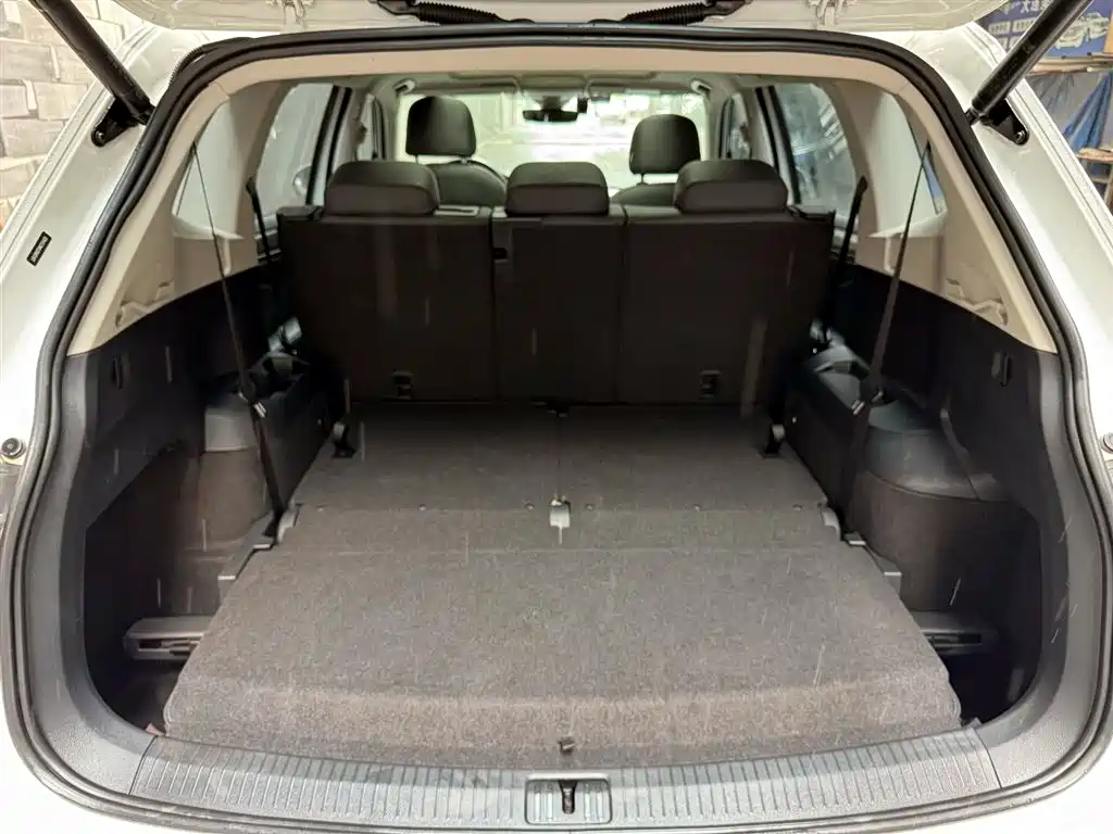 Volkswagen Tiguan L L 2023 380TSI AT R-Line 7 мест