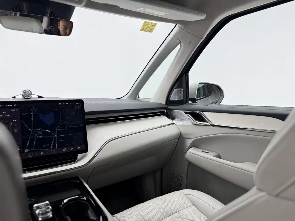 Volvo EM90 — миниатюра 17