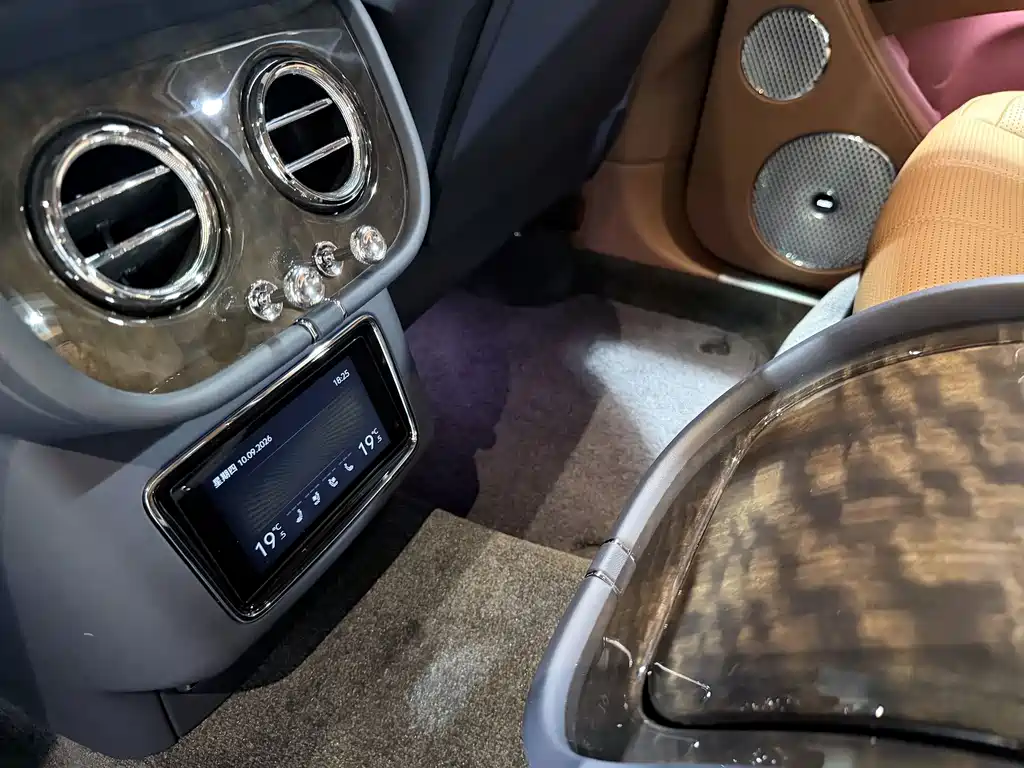 Bentley Bentayga — миниатюра 12