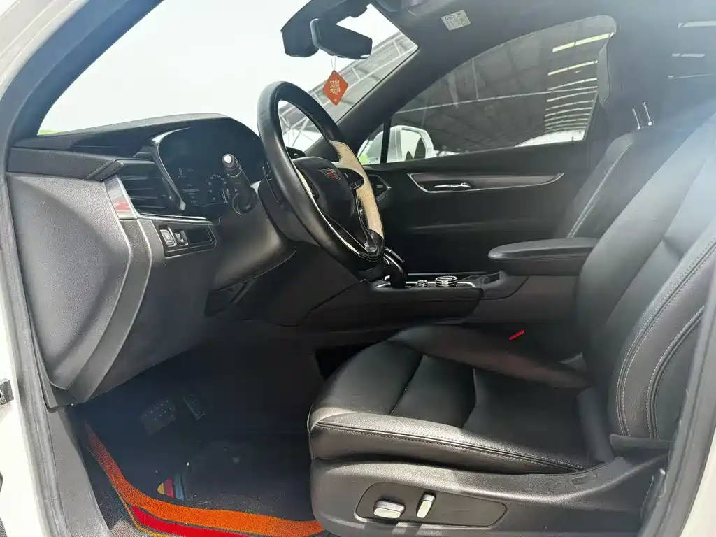 Cadillac XT6 2020 28T мест