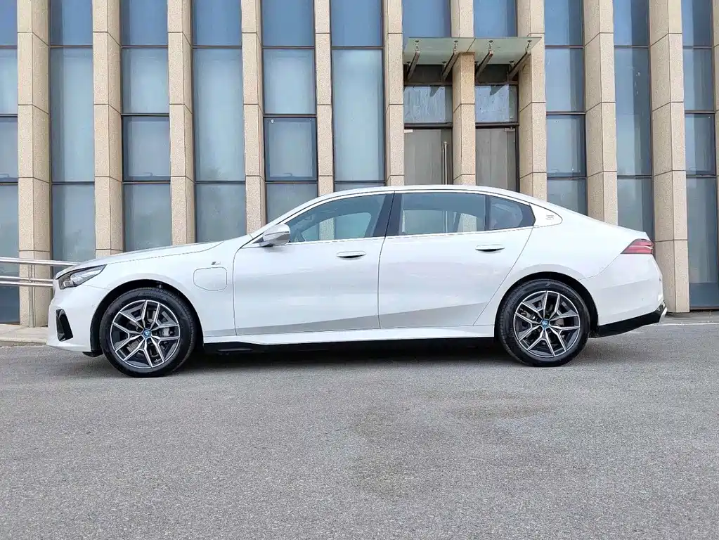 BMW i5 — миниатюра 14