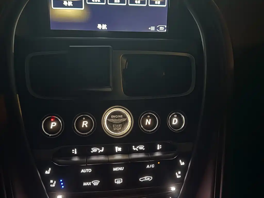 Aston Martin DB11 — миниатюра 10