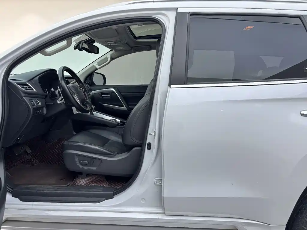 Mitsubishi Pajero (Import) — миниатюра 10