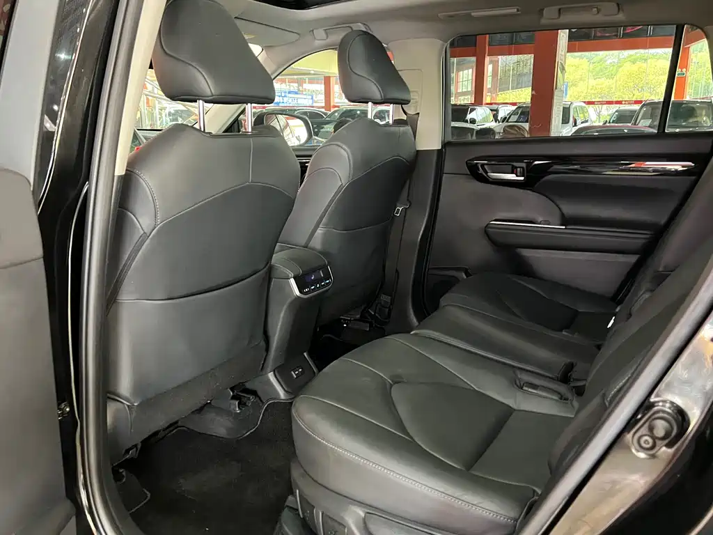 Toyota Highlander 2022 2.5L Luxury 7 мест