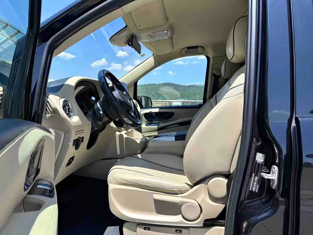 Mercedes-Benz Vito 2023 2.0T 7 мест