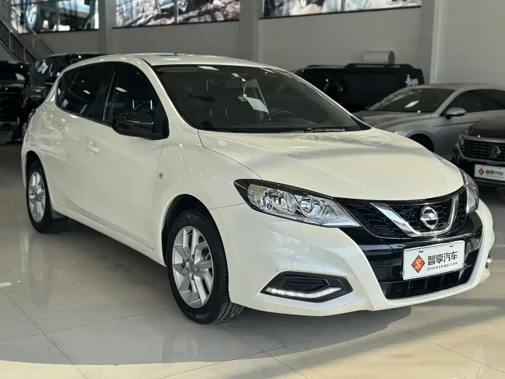 NISSAN TIIDA