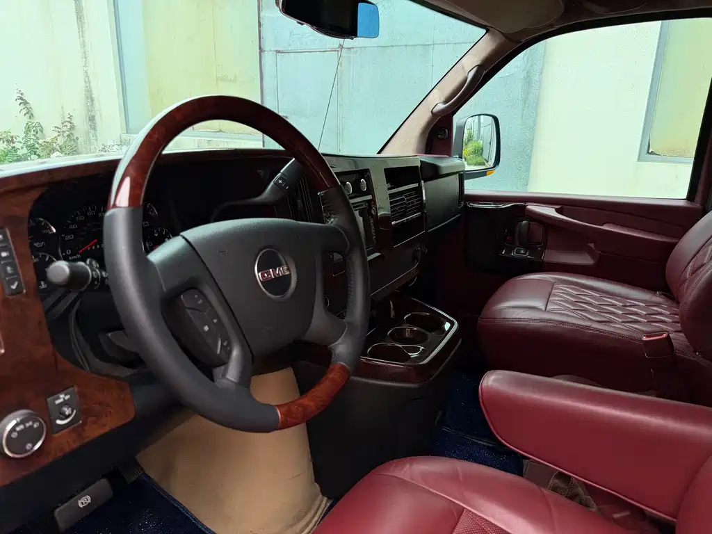 GMC Savana 2011 6.0L 7 мест