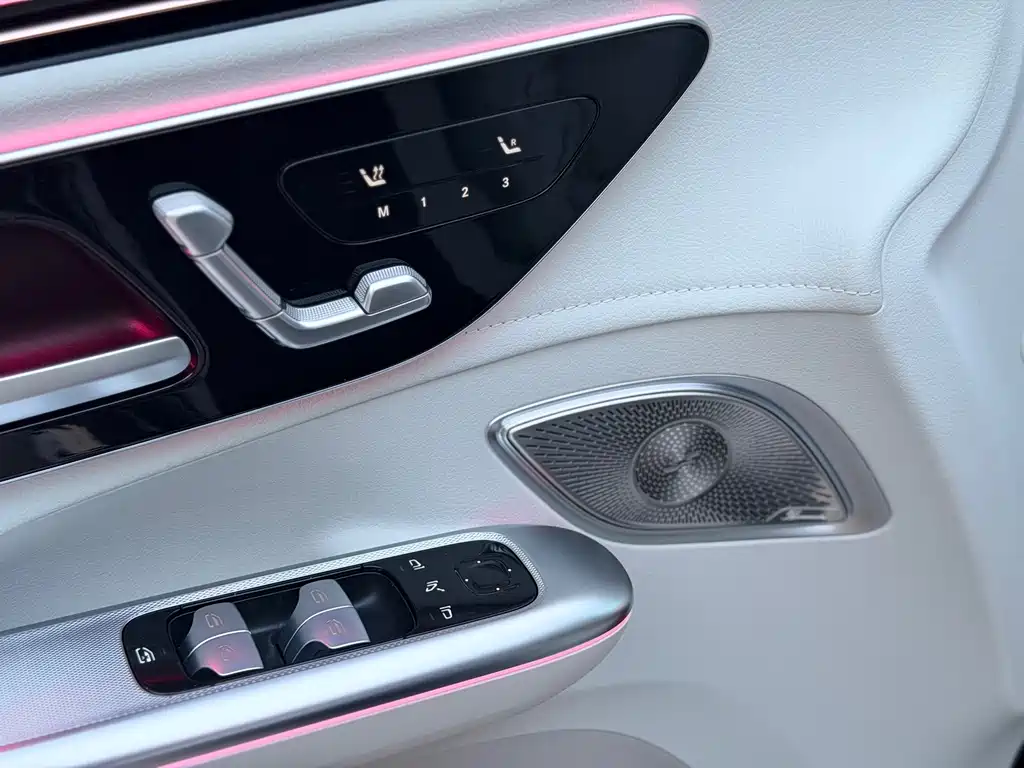 Mercedes-Benz EQE SUV — миниатюра 13