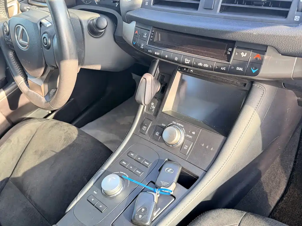 Lexus CT — миниатюра 14