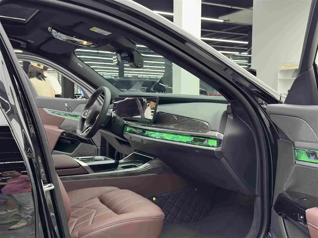 BMW i7 — миниатюра 10