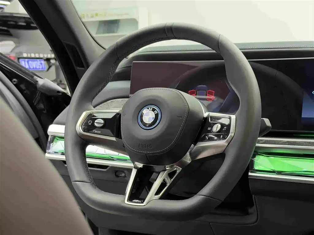 BMW i7 — миниатюра 13