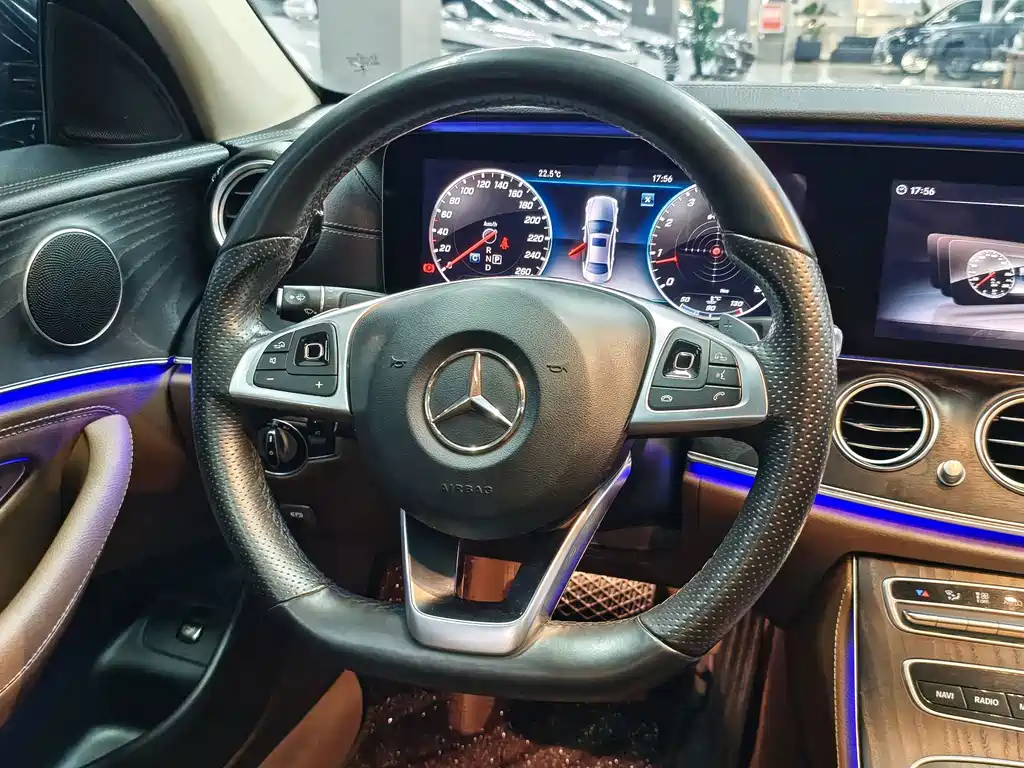 Mercedes-Benz E-Class — миниатюра 11