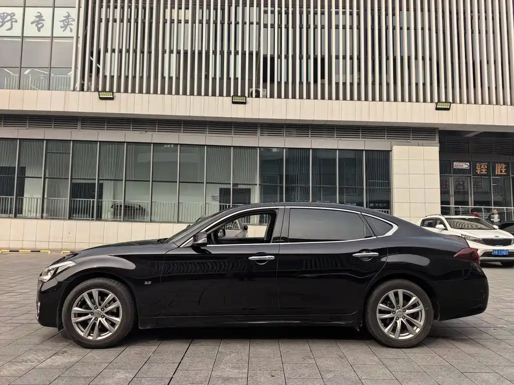 INFINITI Q70