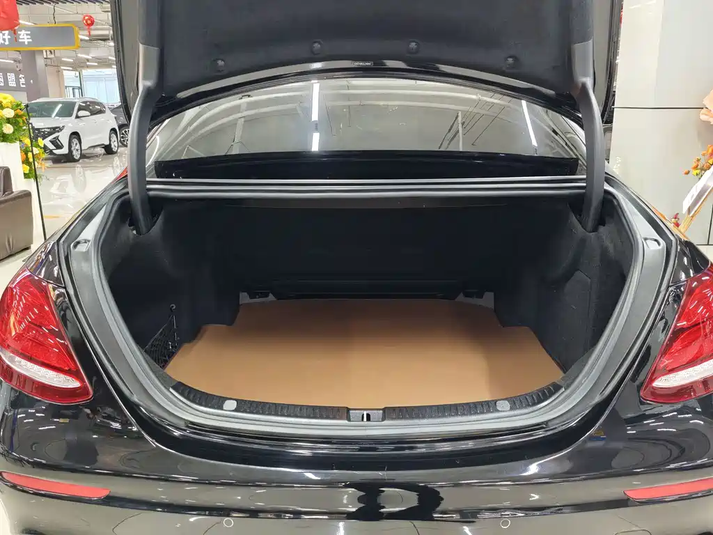 Mercedes-Benz E-Class — миниатюра 16