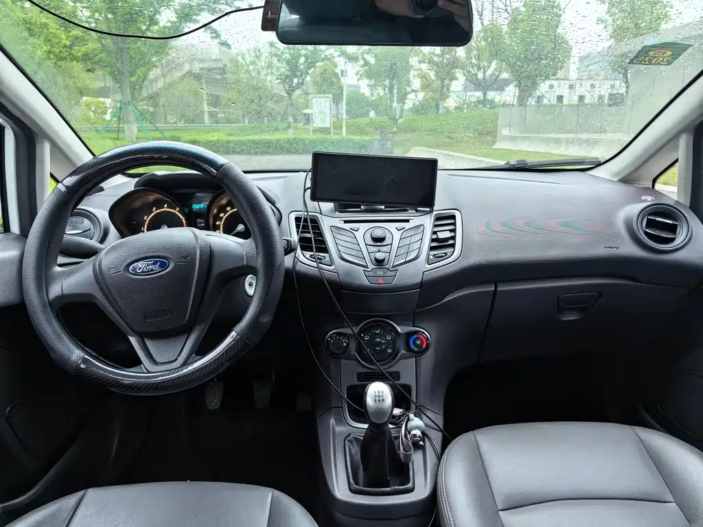 Ford Fiesta 2013 1.5L MT