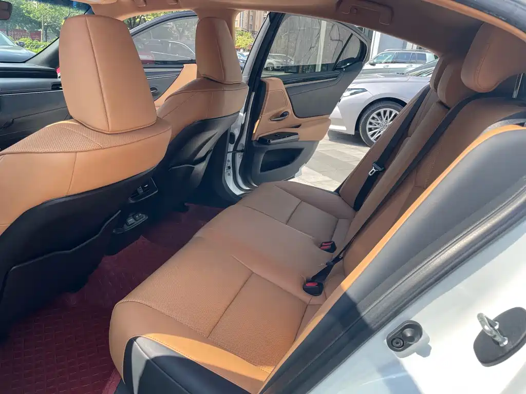 Lexus ES — миниатюра 11