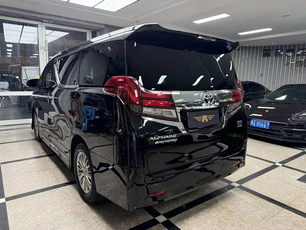 Toyota Alphard — миниатюра 7