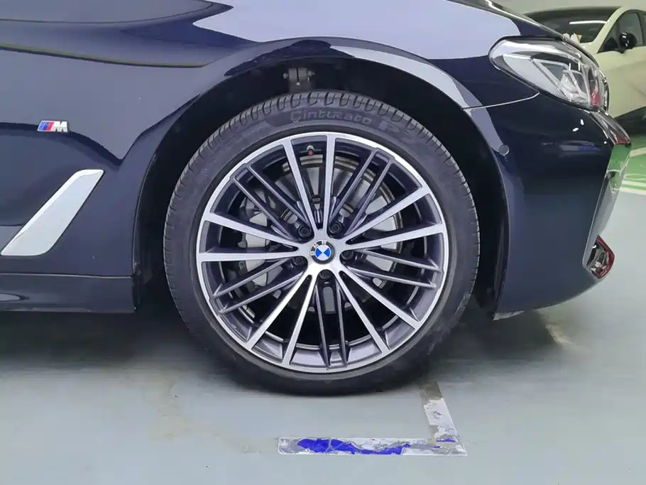 BMW 5 Series — миниатюра 6