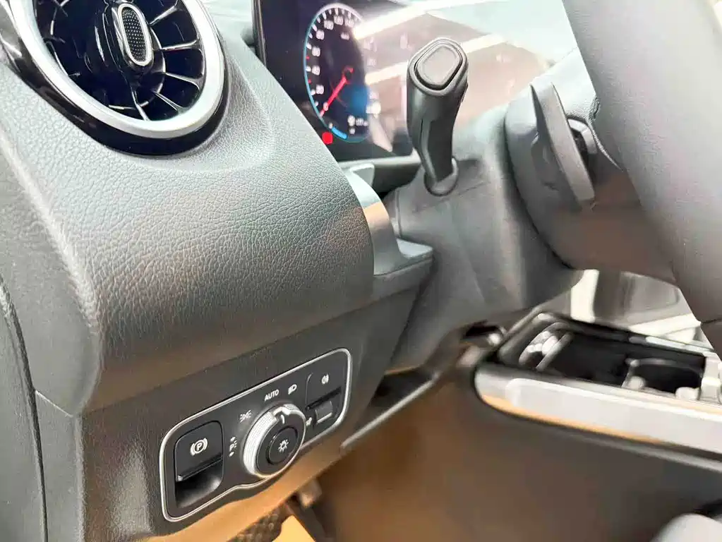 Mercedes-Benz GLB — миниатюра 11