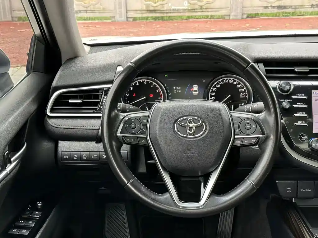 Toyota Camry — миниатюра 10