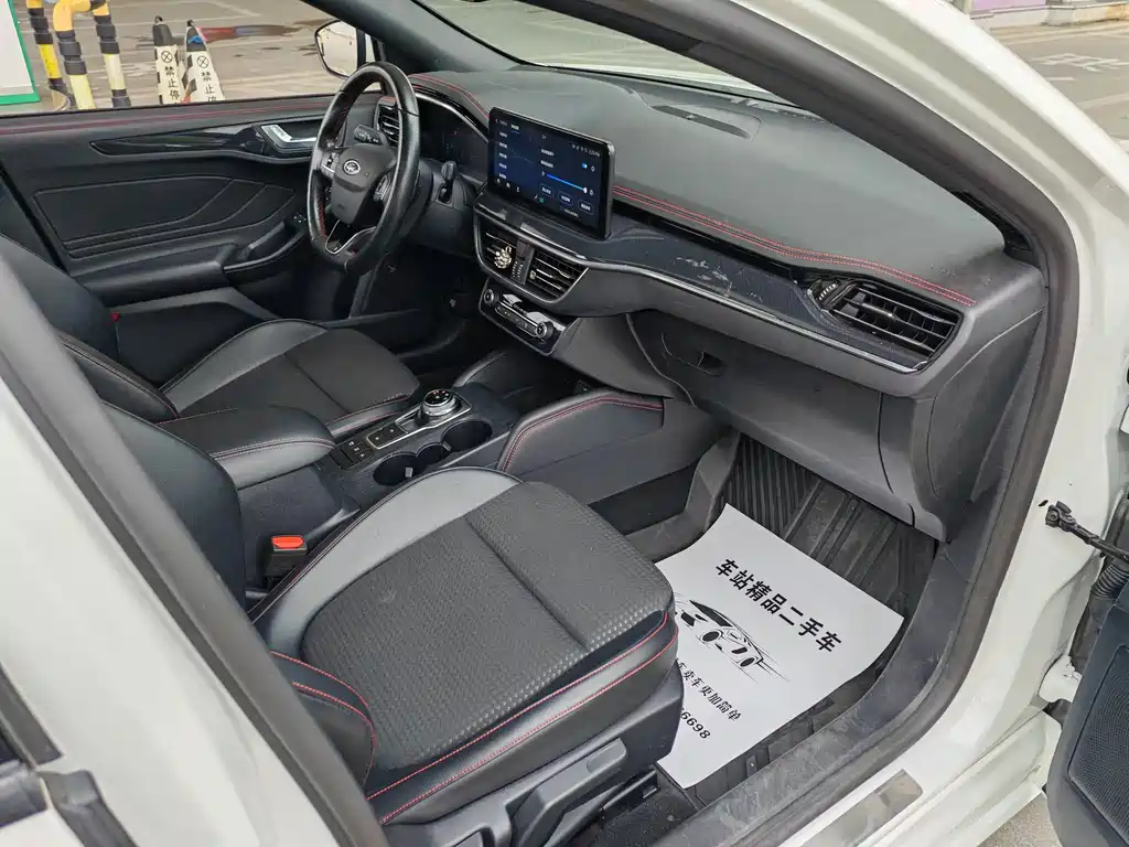 Ford Focus 2021 EcoBoost 180 AT ST Line