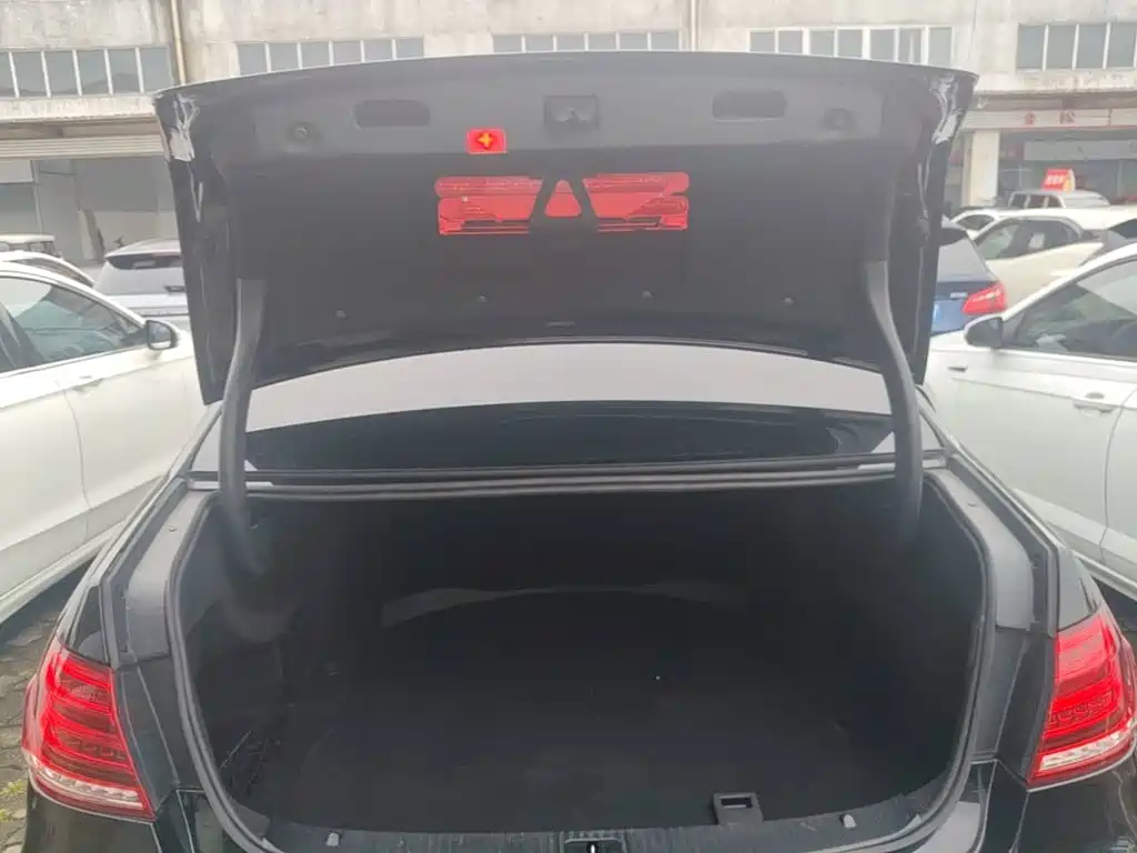 Mercedes-Benz E-Class — миниатюра 19