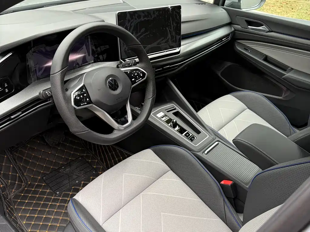 Volkswagen Golf 2025 300TSI R-Line