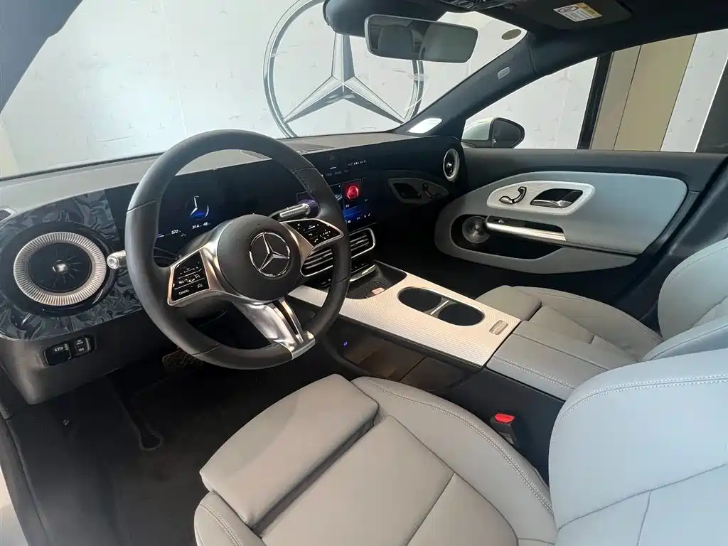 Mercedes-Benz CLA 2025 300L