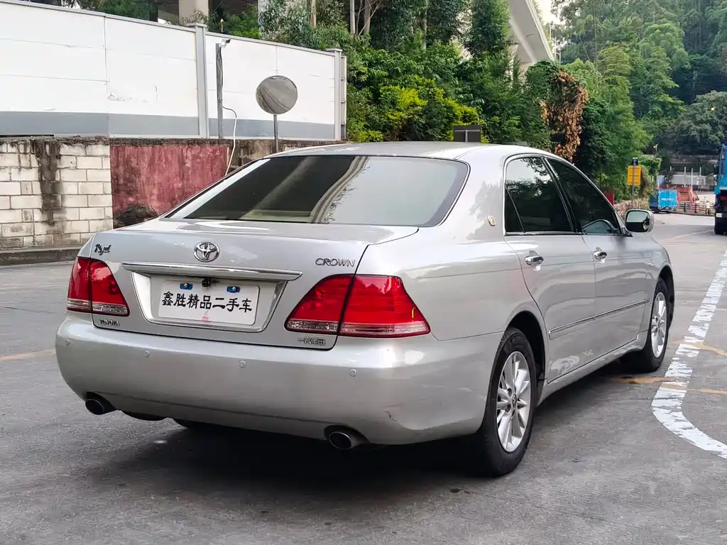 Toyota Crown — миниатюра 4