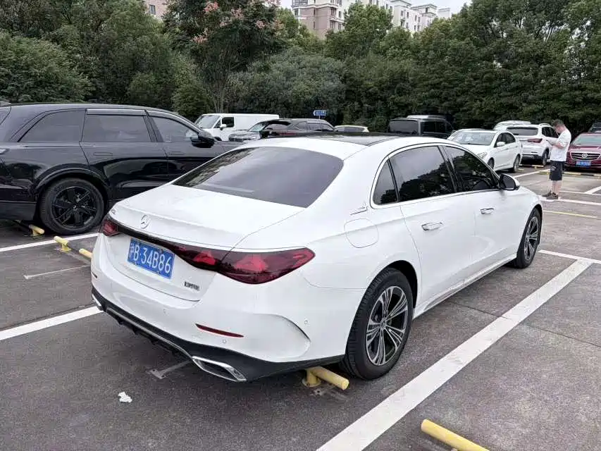 Mercedes-Benz E-Class — миниатюра 6