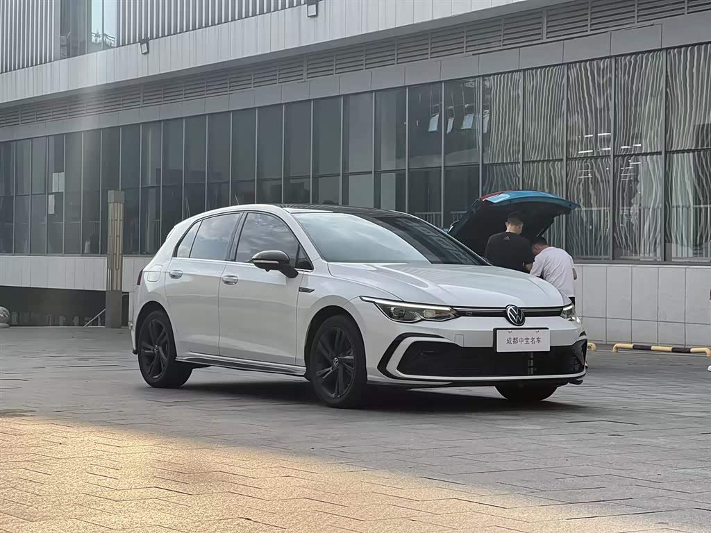 Volkswagen Golf 1.4 л 2023 г. Белый, пробег 27000 км