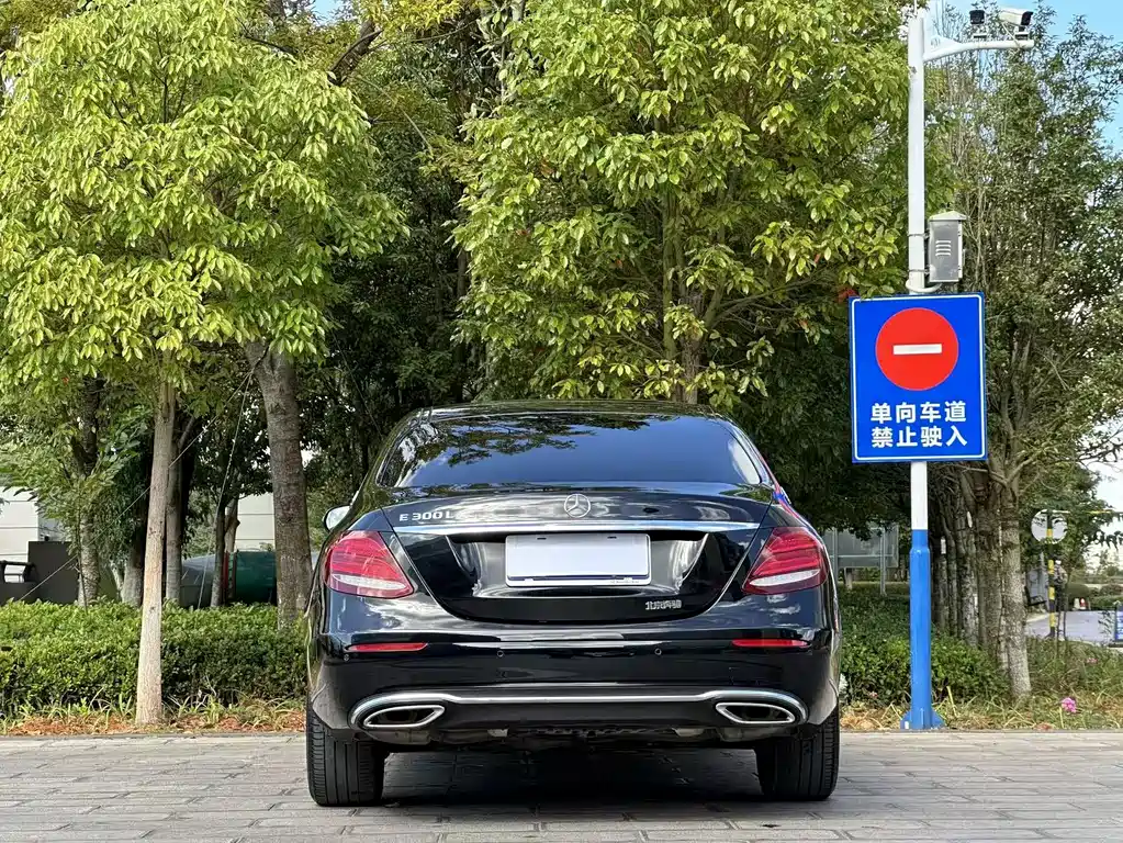 Mercedes-Benz E-Class — миниатюра 7