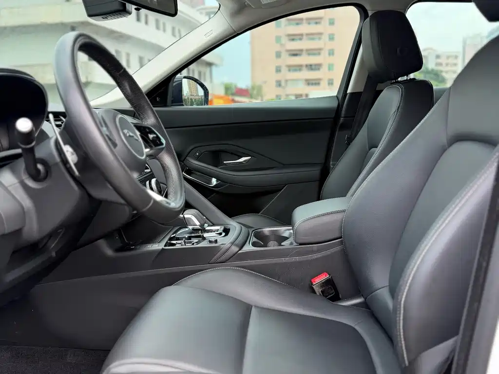 Jaguar E-PACE — миниатюра 10