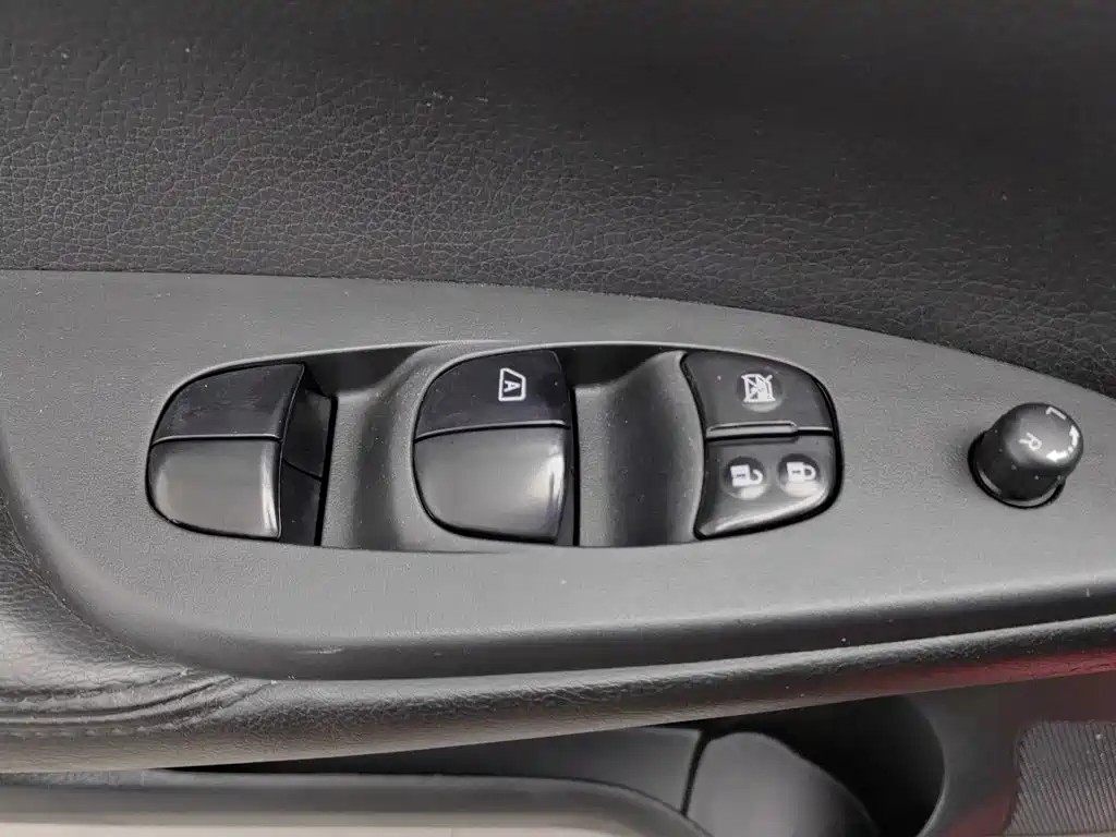 Nissan Tiida — миниатюра 9