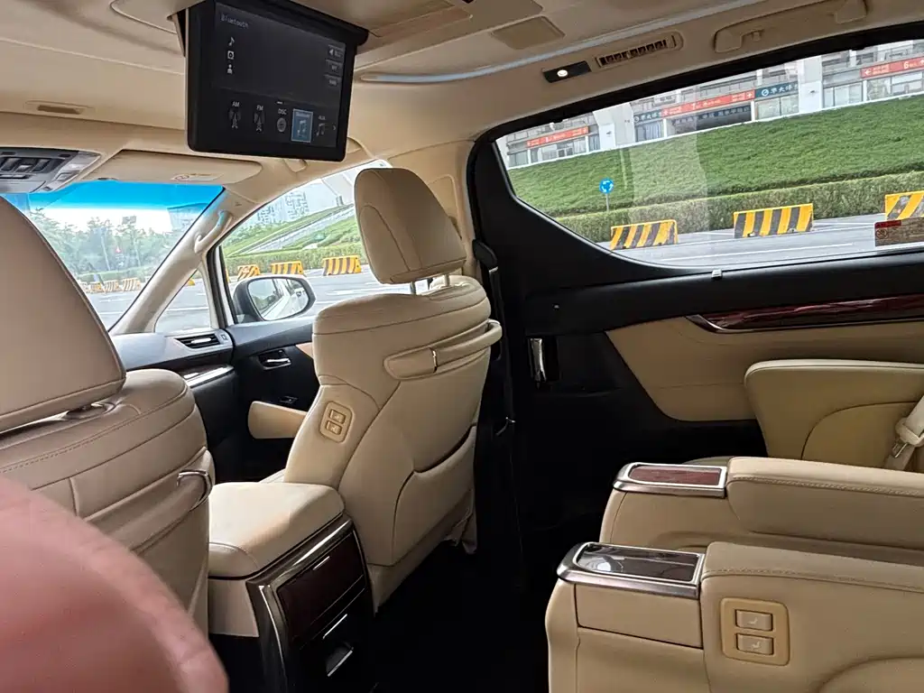 Toyota Alphard — миниатюра 15