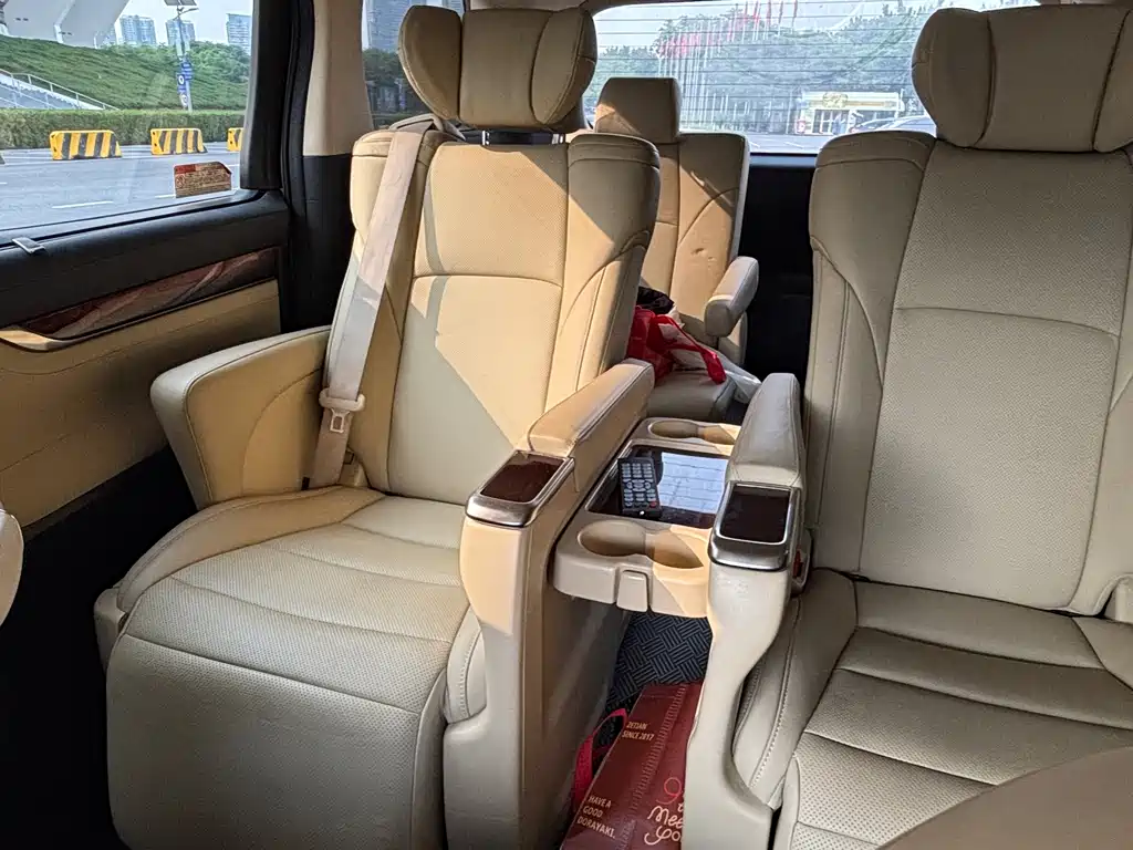Toyota Alphard — миниатюра 11