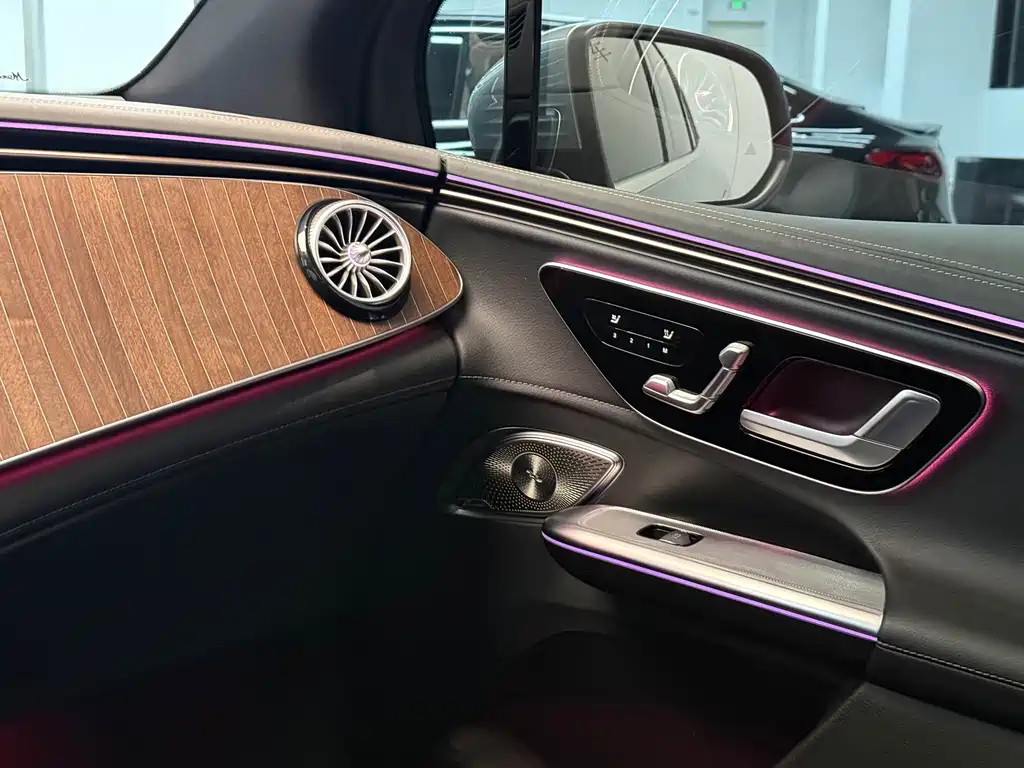 Mercedes-Benz EQE SUV — миниатюра 13