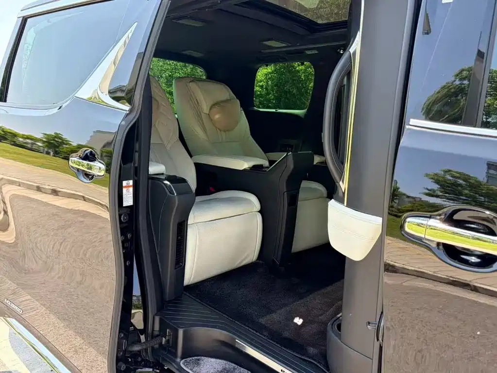 Lexus LM 2020 300h мест