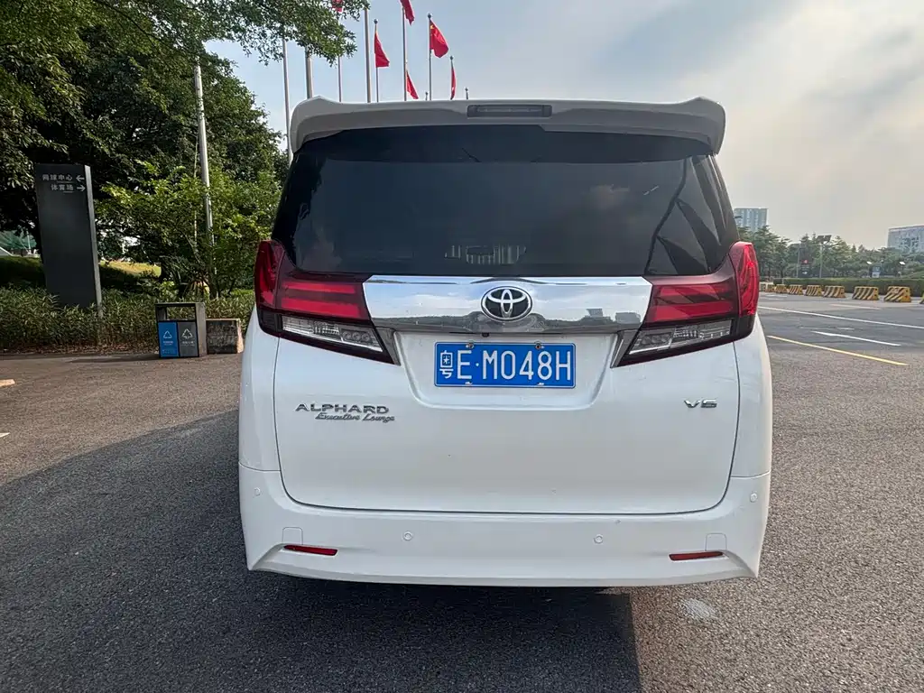 Toyota Alphard — миниатюра 7